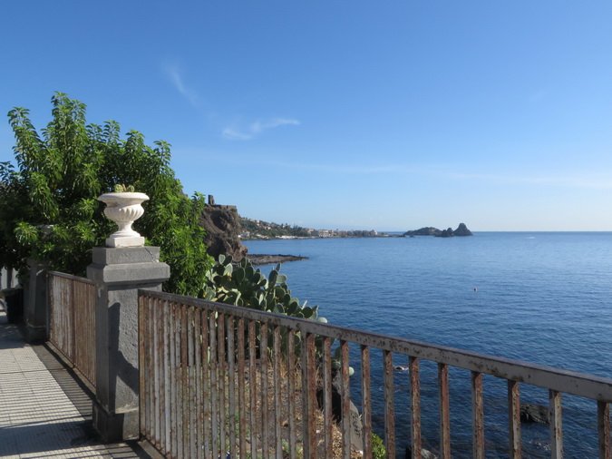 (44)  Aci Castello